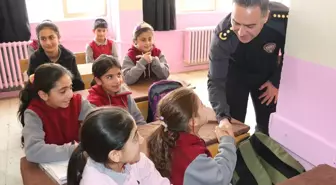 Ağrı polisinden kış mevsiminde köy çocuklarını ısıtan yardım