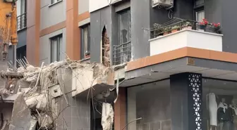 Avcılar'da Yıkım Sırasında Kopan Beton Parçaları Diğer Binaya Zarar Verdi