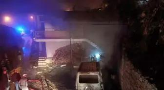 Burdur'da evde çıkan yangın hafif ticari araca sıçradı