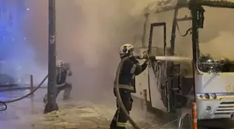 Denizli'de seyir halindeyken yanan işçi servisi kullanılamaz hale geldi