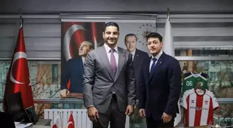 Eski futbolcu Mesut Özil, Türkiye Güreş Federasyonu Başkanı Taha Akgül'ü ziyaret etti