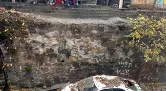 Eyüpsultan'da inşaattaki çalışma park halindeki araca zarar verdi