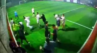 Halı sahada tekme-tokat kavga kameraya yansıdı