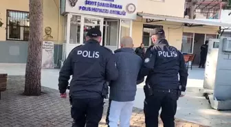 İzmir'de aranan 2 şüpheli kıskıvrak yakalandı