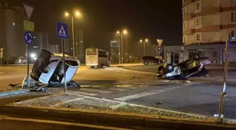 Kavşaktaki kazada otomobillerden biri yan yattı, diğeri takla attı: 2 yaralı