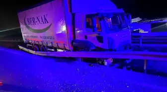 Kontrolden çıkan kamyon orta refüje çarparken, sürücüsü yaralandı