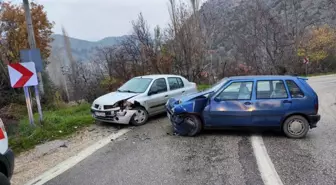 Kontrolden çıkan otomobil karşı yönden gelen otomobile çarptı, 1 yaralı