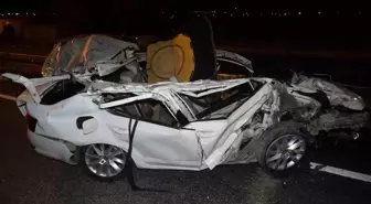 Park halindeki tıra çarpan otomobil hurdaya döndü: 2 yaralı