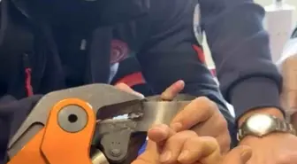 Parmağı çelik küllüğe sıkışan bebeğin imdadına itfaiye yetişti