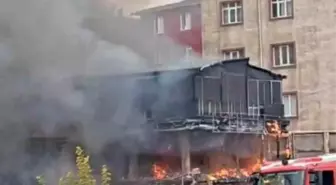 Pendik Kaynarca'da bir araçta başlayan yangın çevrede bulunan bina ve mekanlara da sıçradı. Olay yerine çok sayıda itfaiye ekibi sevk edildi.