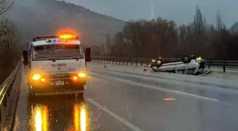 Refüje devrilen otomobil sürücüsü yaralandı