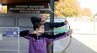 Tarih dizilerinden etkilenen baba-kız, kursta ok atmayı öğreniyor