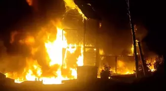 Üşümemek için ateş yaktılar, çocuk parkını küle çevirdiler