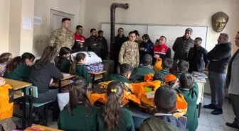 Yüksekova'da kurumların ve hayırseverlerin desteğiyle köylerdeki öğrencilere giyim yardımı yapıldı