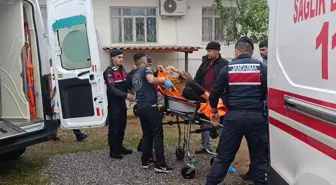 Babasını ve yengesini silahla vurup kendini eve kilitledi