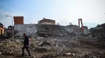 Balıkesir Sındırgı'da ağır hasarlı 814 bina yıkıldı