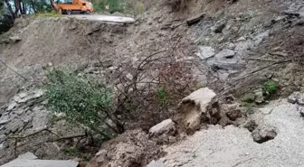 Cide-İnebolu kara yolu, heyelan nedeniyle ulaşıma kapatıldı