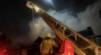 Esenyurt'ta villanın çatı katındaki yangın bitişiğindeki eve sıçradı