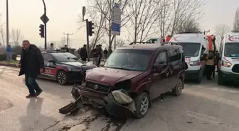 Hafif ticari araçlar çarpıştı: 3'ü çocuk, 7 yaralı