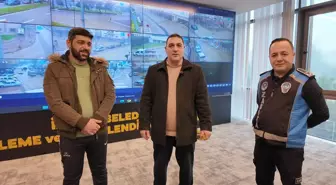 İçinde 40 bin lira olan çanta, belediye kameralarından tespit edilen sahibine teslim edildi