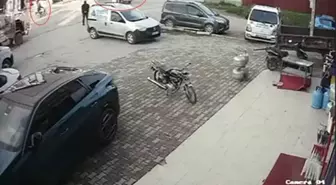 İzmir'de feci kaza kamerada: Lise öğrencisi genç yaşam mücadelesi veriyor