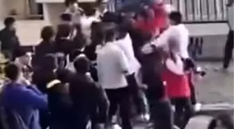 İzmir'de öğrenciler birbirine girdi: Sokak boks ringine döndü