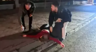 Kaldırıma yatıp çığlık attı, polisi görünce kaçmak istedi