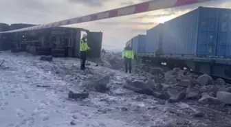 Kars'ta yük treni, kamyona çarptı: 1 ölü
