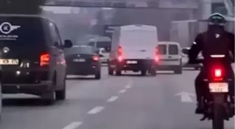 Minibüs sürücüsü makas atarak trafiği tehlikeye düşürdü