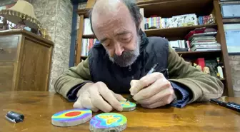 Onun karikatür çizim sevgisi bitmedi