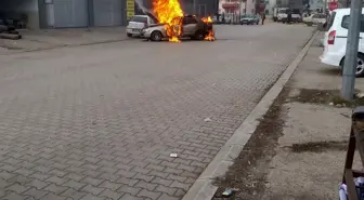 Gümüşhane'de Otomobil Alev Aldı, Cep Telefonu Kamerasına Yansıdı