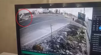 Otomobilin refüjdeki ağaç ve direğe çarptığı kaza kamerada