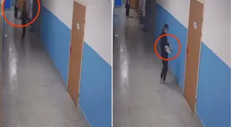 Paspas yapılan alanı kirletmemek için ayakkabılarını çıkarttı