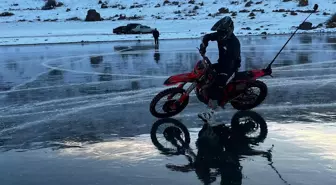 Profesyonel motosikletçi Atlı'dan Çıldır Gölü'nde buz üstünde drift şov