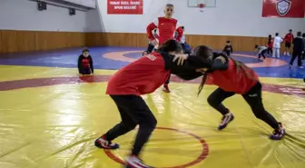 Şampiyon güreşçi Nesrin Baş, Tokat'ta kız çocuklarına örnek oldu