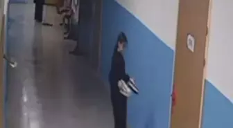 Silinen koridoru kirletmemek için ayakkabılarını çıkarıp sınıfına kadar yürüdü