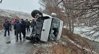 Sivas'ta öğrenci servisinin devrildiği kazada 15 kişi yaralandı