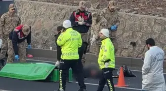 Yolun karşı tarafına geçmek isterken 2 aracın çarptığı adam hayatını kaybetti