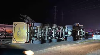 Antalya'da EDS direğine çarpan tır devrildi: 2 yaralı