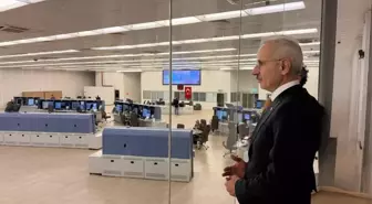 Ulaştırma Bakanı Uraloğlu, Hava Trafik Kontrol Merkezi'ni Ziyaret Etti