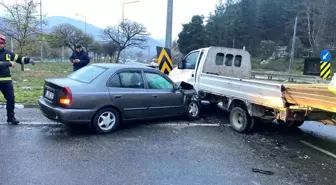 Bilecik'te otomobil ile kamyonet çarpıştı: 5 yaralı