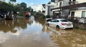 Bodrum'da sağanak; evin istinat duvarı çöktü, yollar göle döndü
