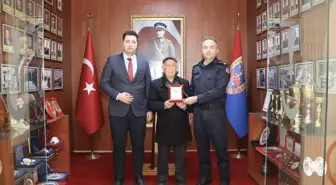 Burdur'da 91 yaşındaki hayırsever birikimini jandarmaya bağışladı