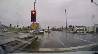 Büyükçekmece'de kırmızı ışık ihlali kazaya neden oldu; çarpışma kamerada