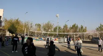 Cizre Milli Eğitim Müdürü İke, öğrencilerle voleybol oynadı