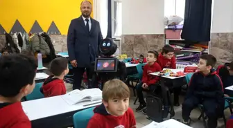 Çocuklar şivlilikle paylaşmayı ve zorbalığın kötülüğünü okula gelen robottan dinledi