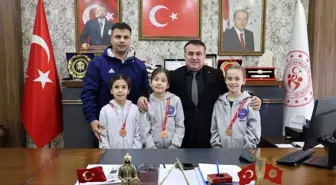 Dereceye giren minik yüzücülerden Bilecik'e gurur