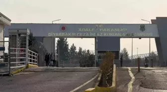 Diyarbakır'da 11'inci yargı paketi heyecanı: Aileler cezaevi önünde toplandı