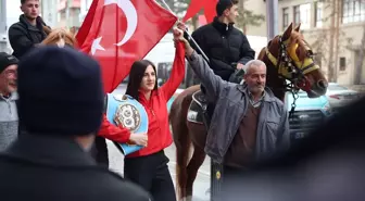 Dünya şampiyonu boksör Elif Nur Turhan, Bayburt'ta coşkuyla karşılandı