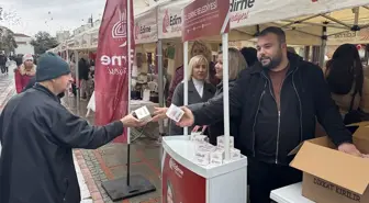 Edirne'de Regaip Kandili dolayısıyla vatandaşlara kandil simidi ikram edildi